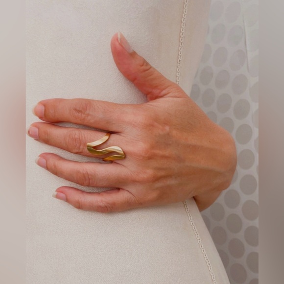 NWT WOMEN'S RING STAINLESS STEEL GOLD SIZE 9 - Picture 4 of 17